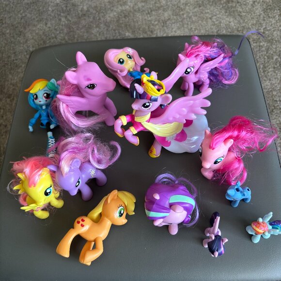 Mix Lot Of 13 Hasbro My Little Ponies Various Sizes Figures - Picture 1 of 4